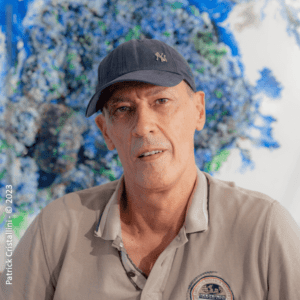 Photographie de Patrick Cristallini, artiste peintre abstrait dans son atelier de France à Lyon